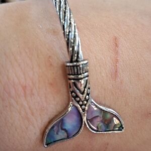 Mother of pearl fin bracelet